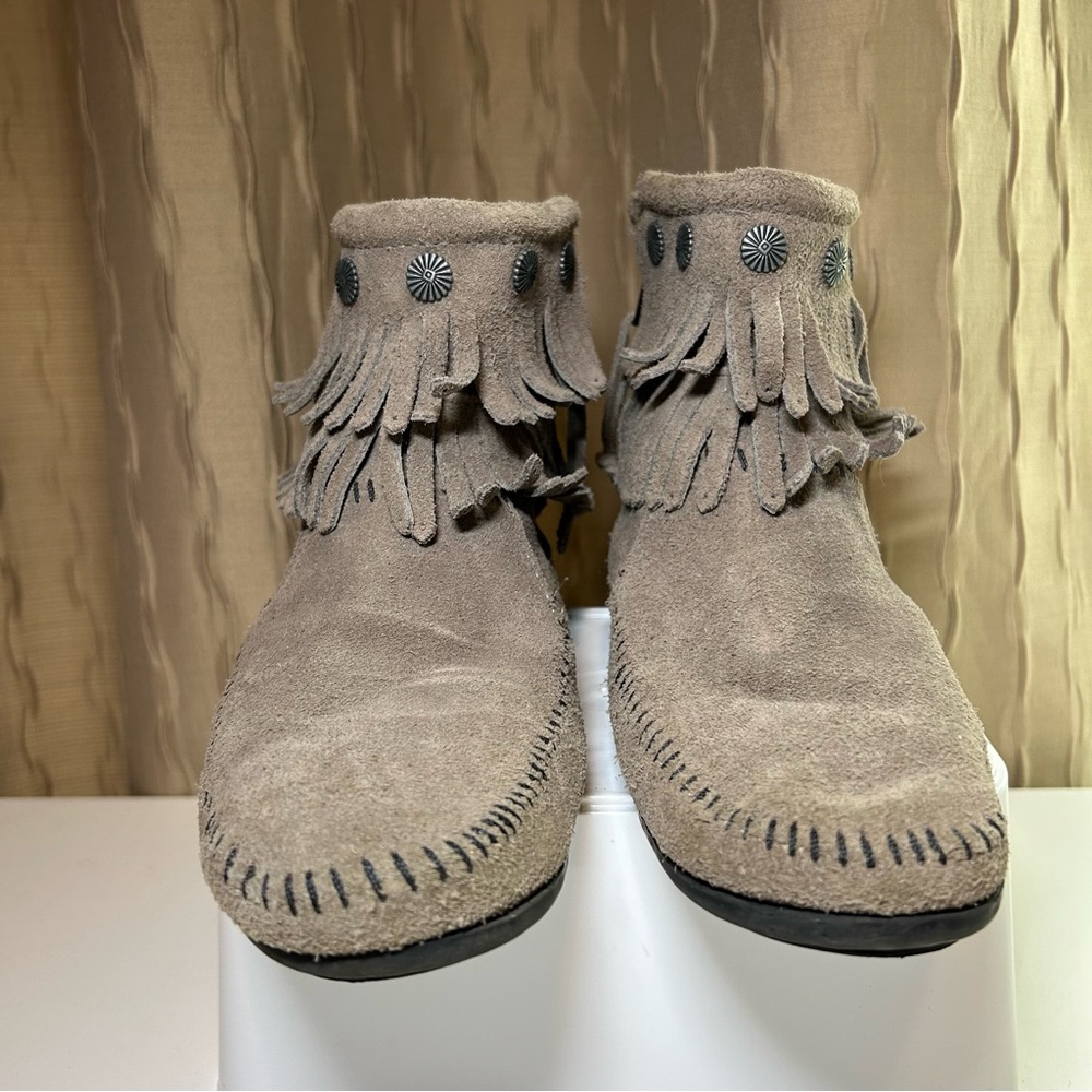 Minnetonka Double Fringe Women’s 9.5 Side Zip Boot Moccasin Taupe Suede 691T - Picture 8 of 16